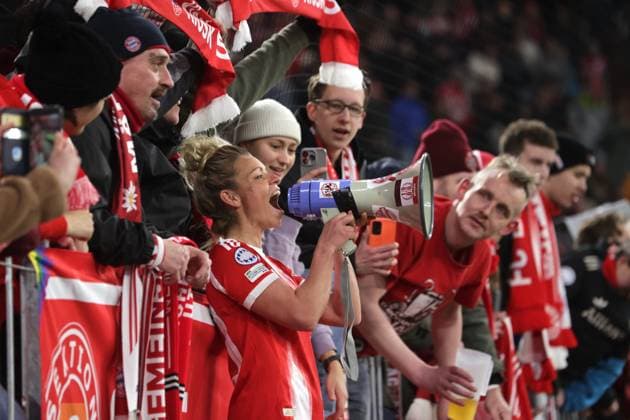 Bayerns 10 Linda DALLMANN with the fans after the end of the match Womens football Muenchen Manchester Womens soccer Champions League, FC Bayern Munich Manchester United, quarter-finals, 2025 2026 season, on 1 04 2026 in Munich, A L L I A N Z A R E N A, Germany Source Copyright Credit Oryk HAIST xFRAUENFUSSBALL-BAYERN-UNITEDx