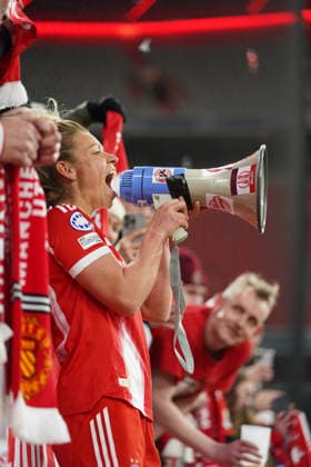 Linda Dallmann 10 FC Bayern has to go to the fans after the match at the UEFA Womens Champions League match FC Bayern Munich Manchester United on 01 04 2026 Munich Allianz Arena Bayern Germany