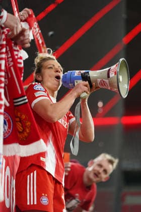 Linda Dallmann (10 FC Bayern) muss nach dem Spiel zu den Fans auf den Zaub beim UEFA Womens Champions League Spiel FC Bayern München Manchester United, ManU am 01.04.2026. München Allianz Arena Bayern Deutschland *** Linda Dallmann 10 FC Bayern has to go to the fans after the match at the UEFA Womens Champions League match FC Bayern Munich Manchester United on 01 04 2026 Munich Allianz Arena Bayern Germany