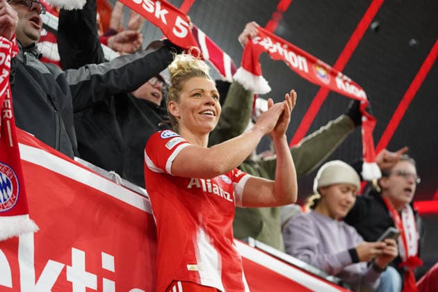 Linda Dallmann 10 FC Bayern has to go to the fans after the match at the UEFA Womens Champions League match FC Bayern Munich Manchester United on 01 04 2026 Munich Allianz Arena Bayern Germany