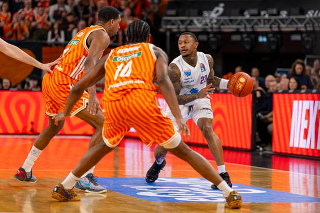 easyCredit BBL Ratiopharm Ulm vs Syntainics MBC 01 04 2026 Ulm, GERMANY 01 April 2026 Malik Osborne Ratiopharm Ulm, 10 in a duel against C Callison Syntainics MBC, 23 during the match between Ratiopharm Ulm and Syntainics MBC on matchday 27 of the easyCredit BBL at the ratiopharm Arena Ulm Copyright: xBEAUTIFULxSPORTS Steinx