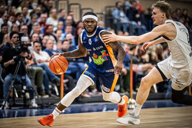 Rostock, Germany 01 April 2026 1 BBL 2025 2026 Rostock Seawolves vs Basketball Löwen Braunschweig In the picture from left in a duel TJ Crockett Jr Rostock Seawolves and Luca Joe Ewelt LÖWEN Braunschweig Copyright: xFotostandx xVoelkerx