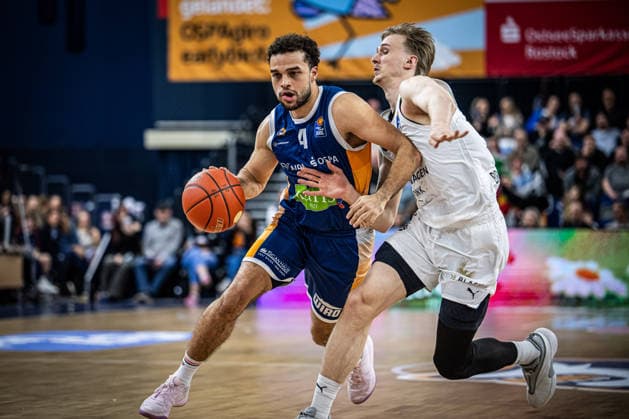 Rostock, Germany 01 April 2026 1 BBL 2025 2026 Rostock Seawolves vs Basketball Löwen Braunschweig Pictured from left in a duel Elias Baggette Rostock Seawolves and Luca Joe Ewelt LÖWEN Braunschweig Copyright: xFotostandx xVoelkerx