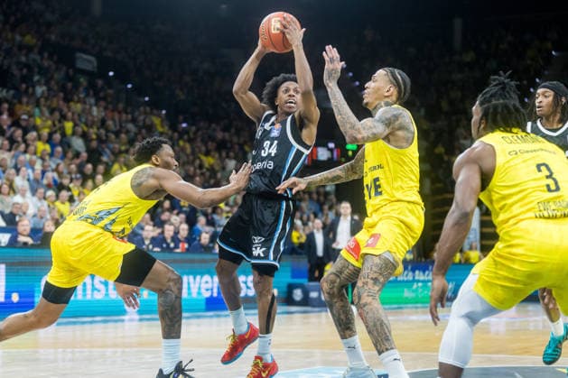 Oldenburg, Lower Saxony, DEU, 01 04 2026, Ross Williams center, Veolia Towers Hamburg m Michale Kyser right, EWE Baskets Oldenburg and Dakarai Tucker left, EWE Baskets Oldenburg EWE Baskets Oldenburg vs Veolia Towers Hamburg Basketball 1 Basketball Bundesliga Season 2025 2026, Matchday 27, Grosse EWE Arena EWE Baskets Oldenburg vs Veolia Towers Hamburg www.andreas-burmann.de