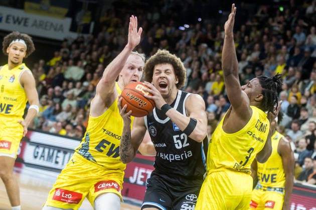 Oldenburg, Lower Saxony, DEU, 01 04 2026, Zacharie Perrin center, Veolia Towers Hamburg , Christopher Clemons right, EWE Baskets Oldenburg and Seth Hinrichs left, EWE Baskets Oldenburg EWE Baskets Oldenburg vs Veolia Towers Hamburg Basketball 1 Basketball Bundesliga Season 2025 2026, Matchday 27, Grosse EWE Arena EWE Baskets Oldenburg vs Veolia Towers Hamburg www.andreas-burmann.de