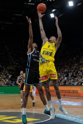 GER, Basketball, easy Credit BBL, EWE Baskets Oldenburg vs Veolia Towers Hamburg 01 04 2026, EWE Arena, Oldenburg, GER, easy Credit BBL, EWE Baskets Oldenburg vs Veolia Towers Hamburg, in the picture Michale KYSER EWE Baskets Oldenburg 12 Karl GAMBLE II Veolia Towers Hamburg 27 nordphotoxgmbhx xRojahn nph00310