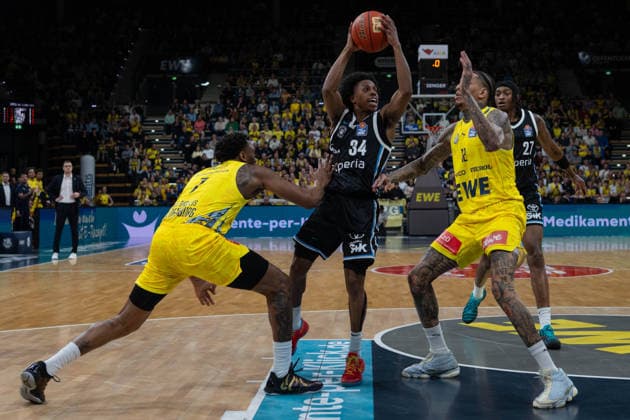 GER, Basketball, easy Credit BBL, EWE Baskets Oldenburg vs Veolia Towers Hamburg 01 04 2026, EWE Arena, Oldenburg, GER, easy Credit BBL, EWE Baskets Oldenburg vs Veolia Towers Hamburg, in the picture Ross WILLIAMS Veolia Towers Hamburg 34 Dakarai TUCKER EWE Baskets Oldenburg 7 Michale KYSER EWE Baskets Oldenburg 12 nordphotoxgmbhx xRojahn nph00310