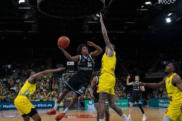 GER, Basketball, easy Credit BBL, EWE Baskets Oldenburg vs Veolia Towers Hamburg 01 04 2026, EWE Arena, Oldenburg, GER, easy Credit BBL, EWE Baskets Oldenburg vs Veolia Towers Hamburg, in the picture Ross WILLIAMS Veolia Towers Hamburg 34 Dakarai TUCKER EWE Baskets Oldenburg 7 Michale KYSER EWE Baskets Oldenburg 12 nordphotoxgmbhx xRojahn nph00310