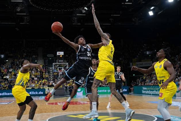 GER, Basketball, easy Credit BBL, EWE Baskets Oldenburg vs Veolia Towers Hamburg 01 04 2026, EWE Arena, Oldenburg, GER, easy Credit BBL, EWE Baskets Oldenburg vs Veolia Towers Hamburg, in the picture Ross WILLIAMS Veolia Towers Hamburg 34 Dakarai TUCKER EWE Baskets Oldenburg 7 Michale KYSER EWE Baskets Oldenburg 12 nordphotoxgmbhx xRojahn nph00310