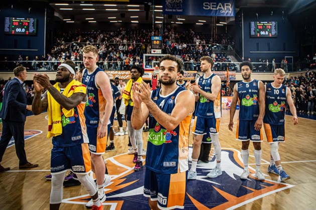Rostock, Germany 01 April 2026 1 BBL 2025 2026 Rostock Seawolves vs Basketball Löwen Braunschweig In the picture The Seawolves team thanks the fans Copyright: xFotostandx xVoelkerx