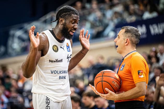 Rostock, Germany 01 April 2026 1 BBL 2025 2026 Rostock Seawolves vs Basketball Löwen Braunschweig In the picture from left Oluwasimisola Shittu LÖWEN Braunschweig and referee Copyright: xFotostandx xVoelkerx