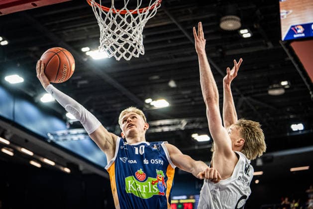 Rostock, Germany 01 April 2026 1 BBL 2025 2026 Rostock Seawolves vs Basketball Löwen Braunschweig Pictured from left in a duel Lukasz Kolenda Rostock Seawolves and Luca Joe Ewelt LÖWEN Braunschweig Copyright: xFotostandx xVoelkerx