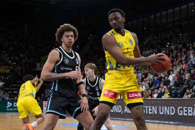 GER, Basketball, easy Credit BBL, EWE Baskets Oldenburg vs Veolia Towers Hamburg 01 04 2026, EWE Arena, Oldenburg, GER, easy Credit BBL, EWE Baskets Oldenburg vs Veolia Towers Hamburg, in the picture Dakarai TUCKER EWE Baskets Oldenburg 7 Zacharie PERRIN Veolia Towers Hamburg 52 nordphotoxgmbhx xRojahn nph00310
