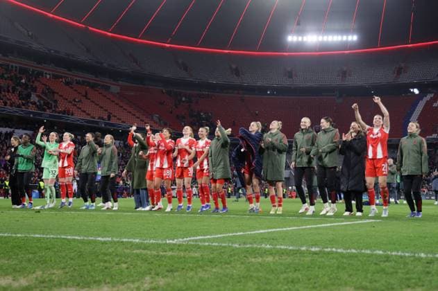 Bayern players after the match Womens football Muenchen Manchester Womens soccer Champions League, FC Bayern Munich Manchester United, quarter-final, season 2025 2026, on 1 04 2026 in Muenchen, A L L I A N Z A R E N A, Germany Source Copyright Credit Oryk HAIST xFRAUENFUSSBALL-BAYERN-UNITEDx