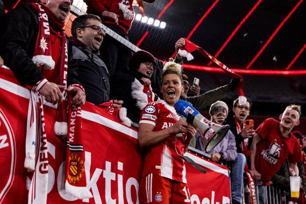 MUNICH, GERMANY - APRIL 1: Linda Dallmann (FC Bayern Muenchen, 10) standing on the fence doing the HUMBA with fans and teammates after the UEFA Women™s Champions League Quarter final match between FC Bayern Muenchen vs. Manchester United, ManU at Allianz Arena on the 2nd leg of the UEFA Women™s Champions League Quarter finals on April 1, 2026 in Munich, Germany. Bavaria Germany Copyright: xSteffiexWunderlx