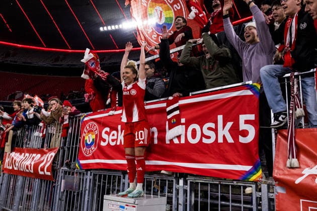 MUNICH, GERMANY - APRIL 1: Linda Dallmann (FC Bayern Muenchen, 10) doing the mexican wave with fans and teammates after winning the UEFA Women™s Champions League Quarter final match between FC Bayern Muenchen vs. Manchester United, ManU at Allianz Arena on the 2nd leg of the UEFA Women™s Champions League Quarter finals on April 1, 2026 in Munich, Germany. Bavaria Germany Copyright: xSteffiexWunderlx