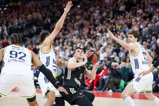 Nenad Dimitrijevic FC Bayern Basketball, 00 with Wade Baldwin Fenerbahce Beko Istanbul, 02 , Tarik Biberovic Fenerbahce Beko Istanbul, 13 and Khem Birch Fenerbahce Beko Istanbul, 92 , GER, FC Bayern Basketball vs Fenerbahce Beko Istanbul, Basketball, Euroleague, 35 Matchday, Season 2025 2026, 01 04 2026, GER, FC Bayern Basketball vs Fenerbahce Beko Istanbul, Basketball, Euroleague, 35 Matchday, Season 2025 2026, 01 04 2026 Munich Copyright: xEibner-Pressefoto JennixMaulx EP_JML