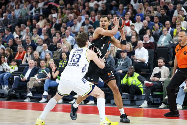 Oscar da Silva FC Bayern Basketball, 01 with Tarik Biberovic Fenerbahce Beko Istanbul, 13 , GER, FC Bayern Basketball vs Fenerbahce Beko Istanbul, Basketball, Euroleague, 35 Matchday, Season 2025 2026, 01 04 2026, GER, FC Bayern Basketball vs Fenerbahce Beko Istanbul, Basketball, Euroleague, 35 Matchday, Season 2025 2026, 01 04 2026 Munich Copyright: xEibner-Pressefoto JennixMaulx EP_JML