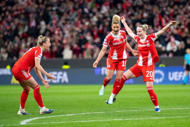 Giulia Gwinn 7 FC Bayern , Linda Dallmann 10 FC Bayern and Franziska Kett 20 Bayern celebrate the 2-1 goal during the UEFA Womens Champions League match FC Bayern Munich Manchester United on 01 04 2026 Munich Allianz Arena Bayern Germany