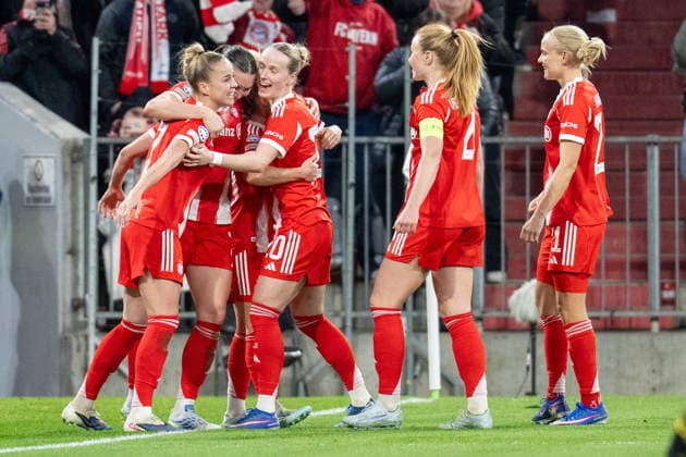 Giulia Gwinn 7 FC Bayern Muenchen , Franziska Kett 20 FC Bayern Muenchen , Glodis Perla Viggosdottir 4 FC Bayern Muenchen , Pernille Harder 21 FC Bayern Muenchen , FC Bayern Women Manchester United, Football, Champions League quarter-final second leg, 01 04 2026 DFB regulations prohibit any use of photographs as image sequences and or quasi video Muenchen Bayern Germany Copyright: xkolbert-press UlrichxGamelx
