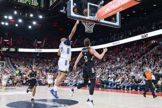 Nenad Dimitrijevic FC Bayern Basketball, 00 with Talen Horton Tucker Fenerbahce Beko Istanbul, 08 , GER, FC Bayern Basketball vs Fenerbahce Beko Istanbul, Basketball, Euroleague, 35 Matchday, Season 2025 2026, 01 04 2026, GER, FC Bayern Basketball vs Fenerbahce Beko Istanbul, Basketball, Euroleague, 35 Matchday, Season 2025 2026, 01 04 2026 Munich Copyright: xEibner-Pressefoto JennixMaulx EP_JML