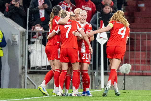 Goal celebration for 2 1, Pernille Harder 21 FC Bayern Muenchen , Franziska Kett 20 FC Bayern Muenchen , FC Bayern Women Manchester United, Football, Champions League quarter-final second leg, 01 04 2026 DFB regulations prohibit any use of photographs as image sequences and or quasi video Muenchen Bayern Germany Copyright: xkolbert-press UlrichxGamelx