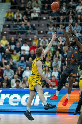 Julis Baumer MHP RIESEN Ludwigsburg, 37 , Corey Davis Niners Chemnitz, 05 , GER, MHP RIESEN Ludwigsburg vs Niners Chemnitz, Basketball Bundesliga, easycredit BBL, 27 Matchday, Season 2025 2026, 01 04 2026, GER, MHP RIESEN Ludwigsburg vs Niners Chemnitz, Basketball Bundesliga, easycredit BBL, 27 Matchday, Season 2025 2026, 01 04 2026 Ludwigsburg Copyright: xEibner-Pressefoto SaschaxWaltherx EP_EER
