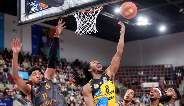 Ludwigsburg , easyCredit Basketball Bundesliga MHP Riesen Ludwigsburg vs Niners Chemnitz , from left Kostja Mushidi Chem Terrell Harris Riesen