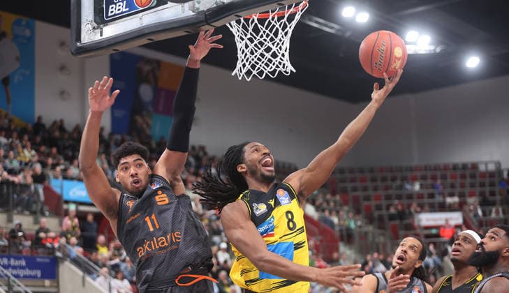 Ludwigsburg , easyCredit Basketball Bundesliga MHP Riesen Ludwigsburg vs Niners Chemnitz , from left Kostja Mushidi CHem Terrell Harris Riesen
