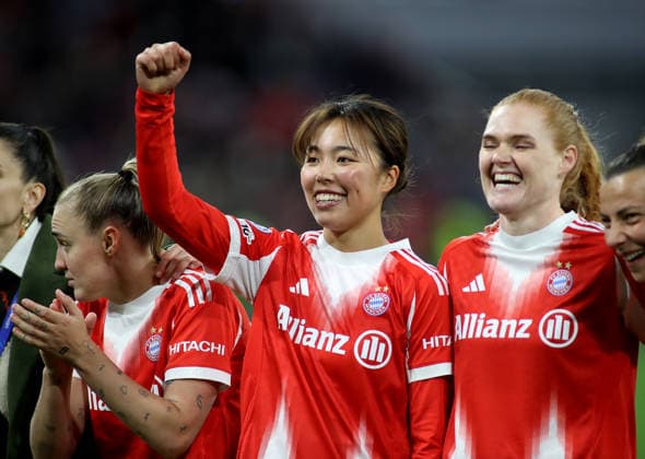 Football, Women, Womens Champions League, quarter-final second leg, 2025 2026 season, FC Bayern Munich Manchester United, Allianz Arena Momoko Tanikawa FC Bayern Munich on the lap of honor after the match, cheering, fist