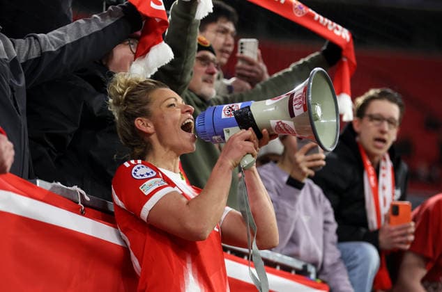 Football, Women, Womens Champions League, quarter-final second leg, 2025 2026 season, FC Bayern Munich Manchester United, Allianz Arena Linda Dallmann FC Bayern Munich with the megaphone celebrating with the fans in the South Curve after the match