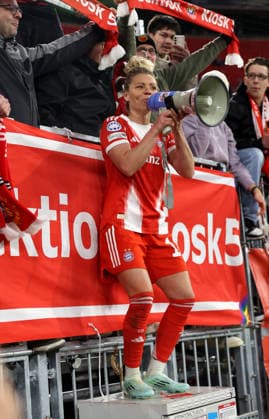 Football, Women, Womens Champions League, quarter-final second leg, 2025 2026 season, FC Bayern Munich Manchester United, Allianz Arena Linda Dallmann FC Bayern Munich with the megaphone celebrating with the fans in the South Curve after the match