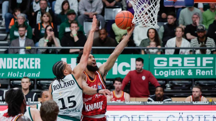 In the picture from left Jordan Roland VET CONCEPT Gladiators Trier, 15 against the basket shot of Davion Mintz Wuerzburg Baskets, 10 01 04 2026, VET CONCEPT Gladiators Trier Fitness First Wuerzburg Baskets, easyCredit BBL, Matchday 27, Germany, Trier, SWT Arena, Copyright: HMBxMedia xJulienxBecker