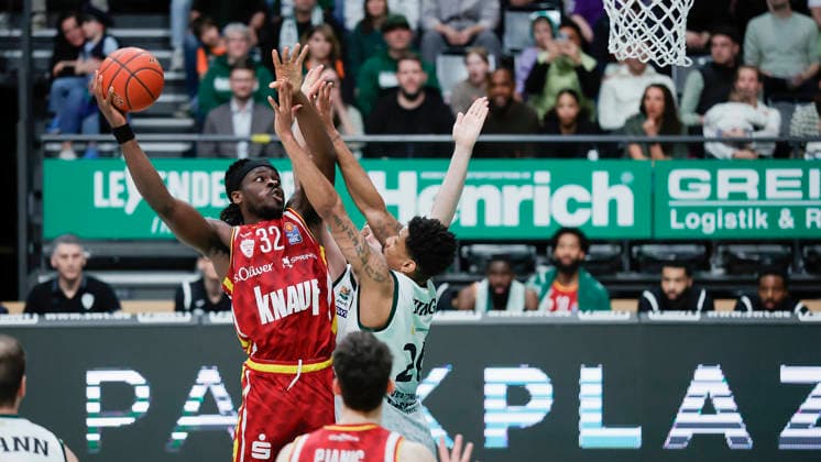 In the picture from left Charles Thompson Wuerzburg Baskets, 32 against Marten Linssen VET CONCEPT Gladiators Trier, 12 and Urald King VET CONCEPT Gladiators Trier, 20 01 04 2026, VET CONCEPT Gladiators Trier Fitness First Wuerzburg Baskets, easyCredit BBL, 27 Matchday, Germany, Trier, SWT Arena, Copyright: HMBxMedia xJulienxBecker
