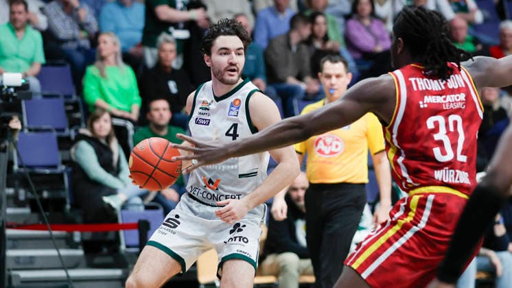 In the picture from left Clay Guillozet VET CONCEPT Gladiators Trier, 4 on the ball against Charles Thompson Wuerzburg Baskets, 32 01 04 2026, VET CONCEPT Gladiators Trier Fitness First Wuerzburg Baskets, easyCredit BBL, Matchday 27, Germany, Trier, SWT Arena, Copyright: HMBxMedia xJulienxBecker
