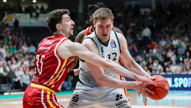 In the picture from left Alen Pjanic Wuerzburg Baskets, 35 against Marten Linssen VET CONCEPT Gladiators Trier, 12 on the ball 01 04 2026, VET CONCEPT Gladiators Trier Fitness First Wuerzburg Baskets, easyCredit BBL, Matchday 27, Germany, Trier, SWT Arena, Copyright: HMBxMedia xJulienxBecker