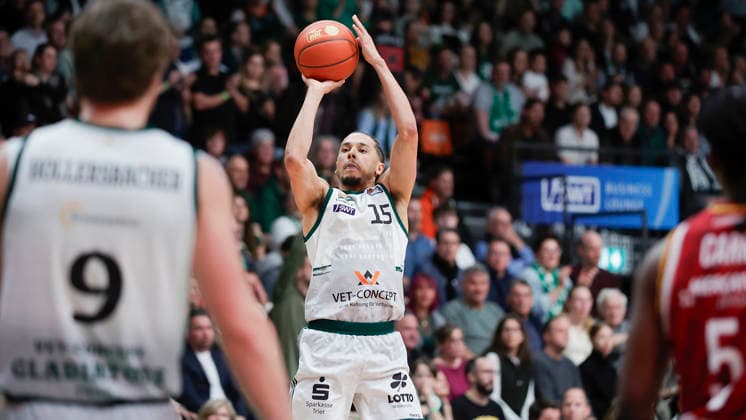 In the picture Jordan Roland VET CONCEPT Gladiators Trier, 15 with the basket shot 01 04 2026, VET CONCEPT Gladiators Trier Fitness First Wuerzburg Baskets, easyCredit BBL, Matchday 27, Germany, Trier, SWT Arena, Copyright: HMBxMedia xJulienxBecker