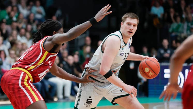 In the picture from left Charles Thompson Wuerzburg Baskets, 32 against Marten Linssen VET CONCEPT Gladiators Trier, 12 01 04 2026, VET CONCEPT Gladiators Trier Fitness First Wuerzburg Baskets, easyCredit BBL, Matchday 27, Germany, Trier, SWT Arena, Copyright: HMBxMedia xJulienxBecker