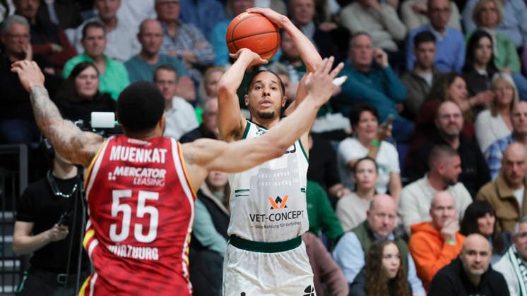 In the picture from left David Muenkat Wuerzburg Baskets, 55 against Jordan Roland VET CONCEPT Gladiators Trier, 15 with the basket shot 01 04 2026, VET CONCEPT Gladiators Trier Fitness First Wuerzburg Baskets, easyCredit BBL, Matchday 27, Germany, Trier, SWT Arena, Copyright: HMBxMedia xJulienxBecker