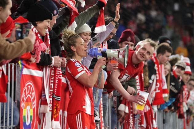 Bayerns 10 Linda DALLMANN with the fans after the end of the match Womens football Muenchen Manchester Womens soccer Champions League, FC Bayern Munich Manchester United, quarter-finals, 2025 2026 season, on 1 04 2026 in Munich, A L L I A N Z A R E N A, Germany Source Copyright Credit Oryk HAIST xFRAUENFUSSBALL-BAYERN-UNITEDx