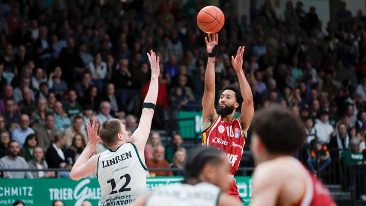 In the picture from left Marten Linssen VET CONCEPT Gladiators Trier, 12 against the basket shot of Davion Mintz Wuerzburg Baskets, 10 01 04 2026, VET CONCEPT Gladiators Trier Fitness First Wuerzburg Baskets, easyCredit BBL, Matchday 27, Germany, Trier, SWT Arena, Copyright: HMBxMedia xJulienxBecker