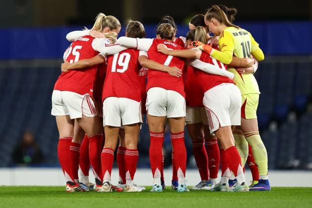 Arsenal Women players huddle Chelsea Women v Arsenal Women, UEFA Women s Champions League, Quarter Final, Second Leg, Football, Stamford Bridge, London, UK - 01 Apr 2026London Stamford Bridge United Kingdom EDITORIAL USE ONLY No use with unauthorised audio, video, data, fixture lists, club league logos or live services. Online in-match use limited to 120 images, no video emulation. No use in betting, games or single club league player publications.  Copyright: xSimonxDael Shutterstockx 16808990n