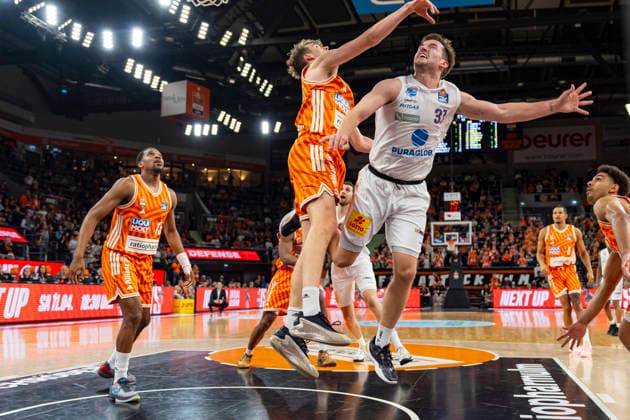 easyCredit BBL Ratiopharm Ulm vs Syntainics MBC 01 04 2026 Ulm, GERMANY 01 April 2026 Tobias Jensen Ratiopharm Ulm, 7 defends the basket against S Reaves Syntainics MBC, 31 and fouls him during the match between Ratiopharm Ulm and Syntainics MBC on matchday 27 of the easyCredit BBL at the ratiopharm Arena Ulm Copyright: xBEAUTIFULxSPORTS Steinx