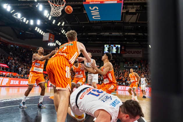 easyCredit BBL Ratiopharm Ulm vs Syntainics MBC 01 04 2026 Ulm, GERMANY 01 April 2026 S Reaves Syntainics MBC, 31 falls during a foul by Tobias Jensen Ratiopharm Ulm, 7 under the basket during the match between Ratiopharm Ulm and Syntainics MBC on matchday 27 of the easyCredit BBL at the ratiopharm Arena Ulm Copyright: xBEAUTIFULxSPORTS Steinx
