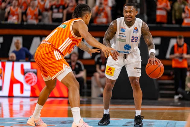easyCredit BBL Ratiopharm Ulm vs Syntainics MBC 01 04 2026 Ulm, GERMANY 01 April 2026 C Callison Syntainics MBC, 23 in a duel against Nelson Weidemann Ratiopharm Ulm, 0 during the match between Ratiopharm Ulm and Syntainics MBC on matchday 27 of the easyCredit BBL at the ratiopharm Arena Ulm Copyright: xBEAUTIFULxSPORTS Steinx