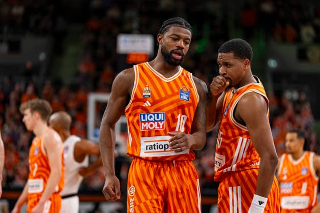 easyCredit BBL Ratiopharm Ulm vs Syntainics MBC 01 04 2026 Ulm, GERMANY 01 April 2026 Malik Osborne Ratiopharm Ulm, 10 and Justin Simon Ratiopharm Ulm, 15 coordinate during the match between Ratiopharm Ulm and Syntainics MBC on matchday 27 of the easyCredit BBL at the ratiopharm Arena Ulm Copyright: xBEAUTIFULxSPORTS Steinx