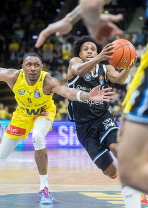 Oldenburg, Lower Saxony, DEU, 01 04 2026, Ross Williams right, Veolia Towers Hamburg and Kyle Lofton left, EWE Baskets Oldenburg EWE Baskets Oldenburg vs Veolia Towers Hamburg Basketball 1 Basketball Bundesliga Season 2025 2026, Matchday 27, Grosse EWE Arena EWE Baskets Oldenburg vs Veolia Towers Hamburg