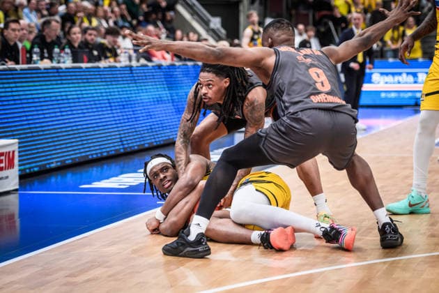 Keeshawn Kellman MHP RIESEN Ludwigsburg, 32 Floor Battle for the ball with Nike Sibande Niners Chemnitz, 02 and John Newman III Niners Chemnitz, 09 GER, MHP Riesen Ludwigsburg vs Niners Chemnitz, Basketball Bundesliga, easycredit BBL, 27 Matchday, Season 2025 2026, 01 04 2026 GER, MHP Riesen Ludwigsburg vs Niners Chemnitz, Basketball Bundesliga, easycredit BBL, 27 Matchday, Season 2025 2026, 01 04 2026 Ludwigsburg Copyright: xSandyxDinkelackerx EP_SDR