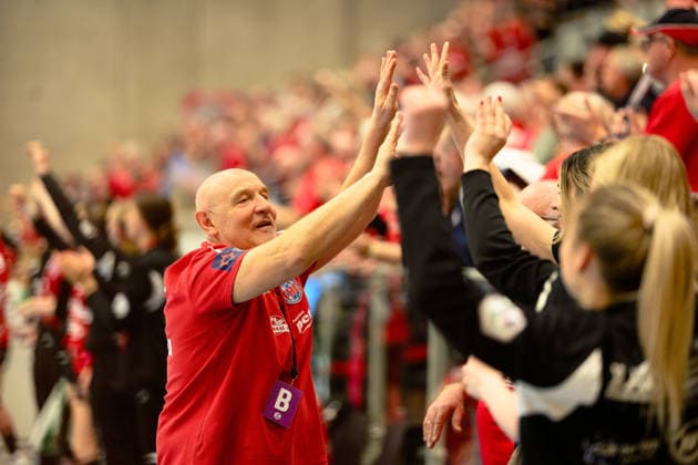 Herbert Mueller Thueringer HC, Coach high-fives with his team GER, Thueringer HC vs BSV Sachsen Zwickau, Handball, Alsco Handball Bundesliga Women, Matchday 20, Season 2025 2026, 01 04 2026 GER, Thueringer HC vs BSV Sachsen Zwickau, Handball, Alsco Handball Bundesliga Women, Matchday 20, Season 2025 2026, 01 04 2026 Bad Langensalza Copyright: xEibner-Pressefoto MartinxHerbstx EP_MHT