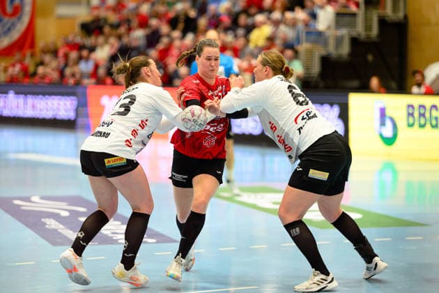 Csenge Kuczora Thueringer HC, 59 by Zoe Stens BSV Sachsen Zwickau, 73 and Laura Szabo BSV Sachsen Zwickau, 06 by GER, Thueringer HC vs BSV Sachsen Zwickau, Handball, Alsco Handball Bundesliga Women, Matchday 20, Season 2025 2026, 01 04 2026 GER, Thueringer HC vs BSV Sachsen Zwickau, Handball, Alsco Handball Bundesliga Women, Matchday 20, Season 2025 2026, 01 04 2026 Bad Langensalza Copyright: xEibner-Pressefoto MartinxHerbstx EP_MHT